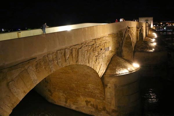 Vista nocturna de puente en Córdoba