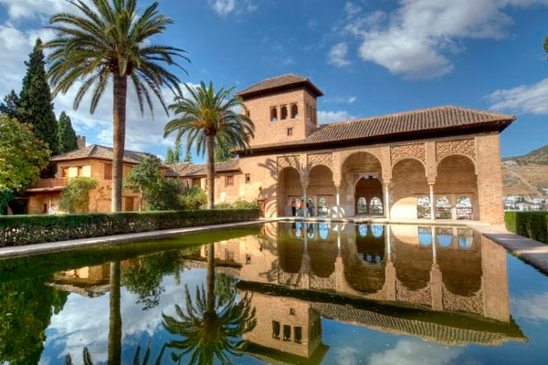 La Alhambra de Granada es uno de los lugares más románticos para pasear de España