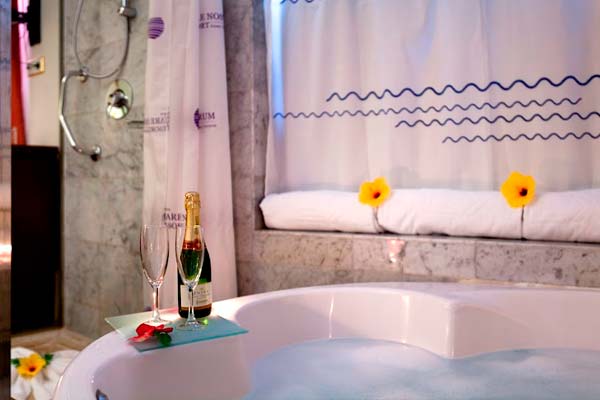 Jacuzzi en una habitación de un hotel romántico de Tenerife
