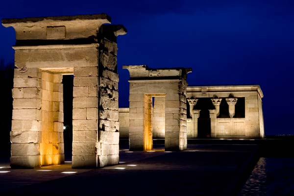 Por la noche tel Tempolo de Debod también ofrece un ambiente especial