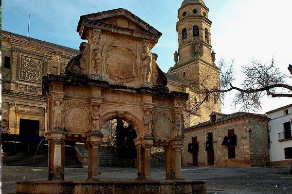 Plaza del centro de Baeza, un pueblo de Jaén muy pintoresco