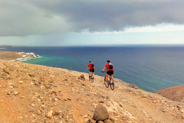 La bicicleta es el mejor medio de transporte para moverse por la isla de la graciosa