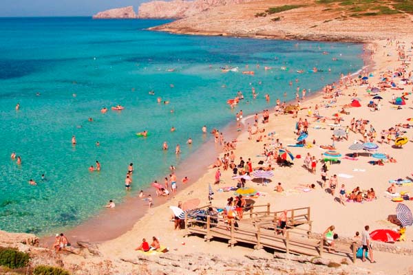 El paisaje de Cala Mesquida es ideal para un viaje en pareja