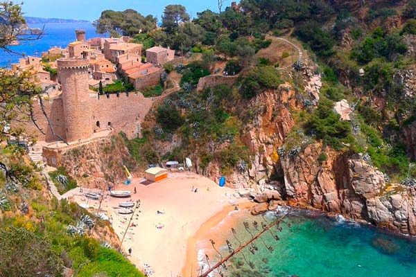 En Tossa de Mar encontraremos calas más tranquilas para los que queremos un viaje de relax en pareja