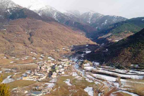 Vistas de Castejón de Sos con las montañas nevadas