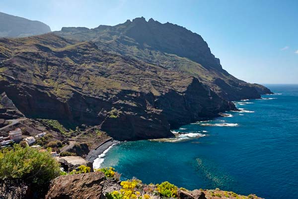 La costa de La Gomera presenta un aspecto muy especial por sus formaciones volcánicas