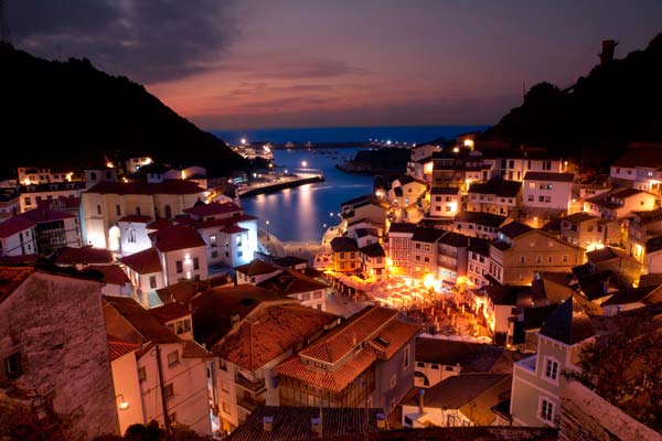 Vistas de una población asturiana por la noche