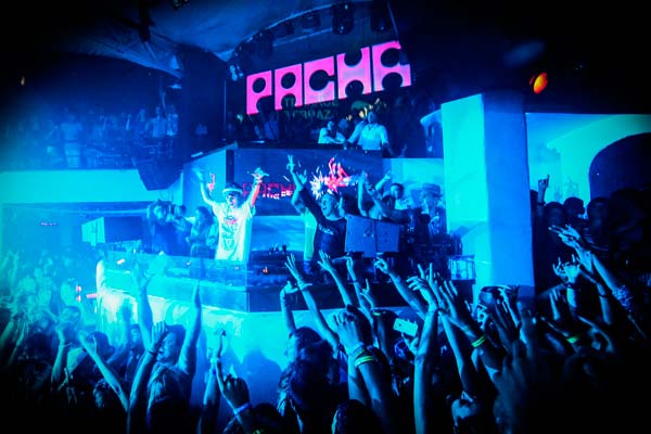 Para los románticos más marchosos, la opción del fin de año en discotecas como Pachá Ibiza es muy recomendable