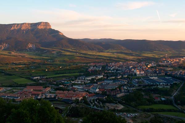 Jaca a los pies del monte cercano que lo rodea