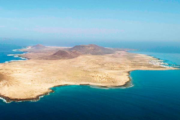 Vistas de la pequeña y encantadora isla de La Graciosa