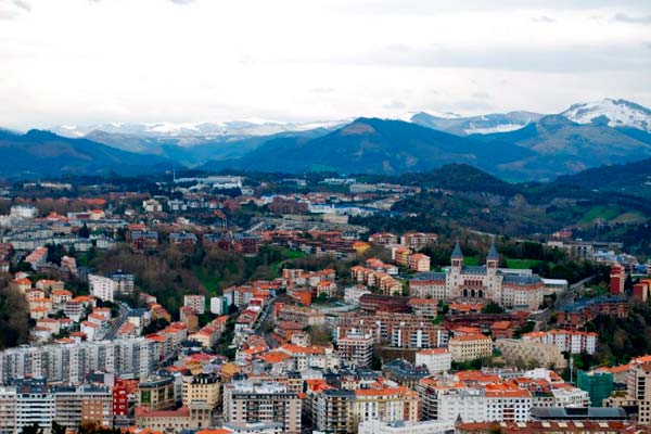 Paisaje con las montañas nevadas desde Madrid