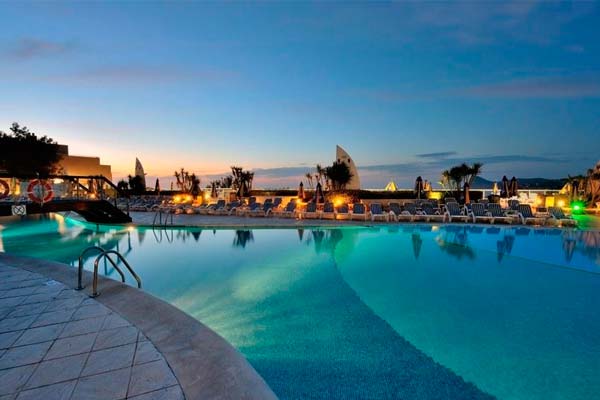 Piscina de un hotel en Ibiza