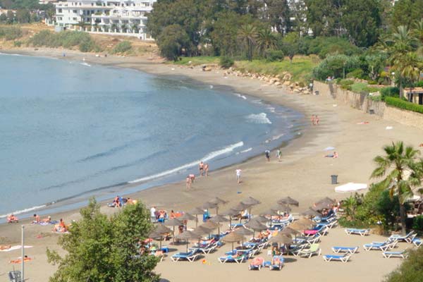 Una de las muchas playas en las que puedes bañarte en Estepona