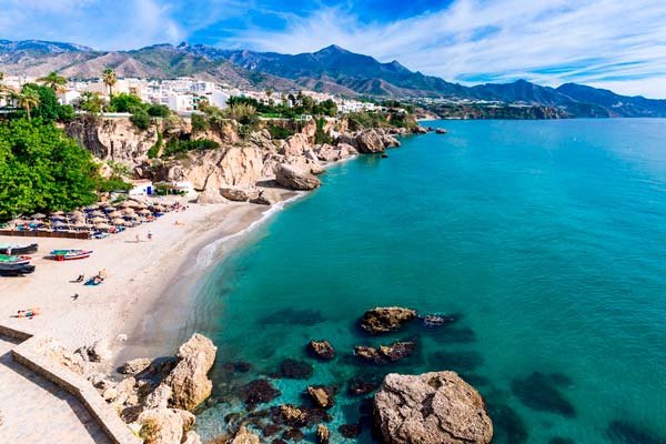 La playa de Nerja se combina con el aspecto rústico de esta localidad