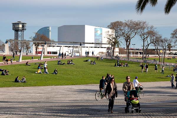 Podemos pasear en pareja también con bicicleta por Port Vell