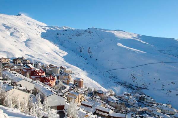 Vistas de Sierra Nevada llena de nieve