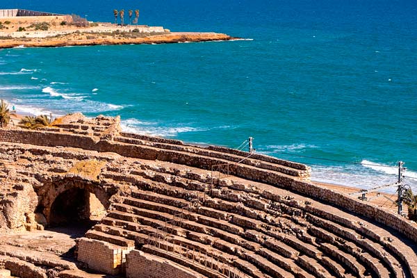 Vistas de Tarragona, con su circo romano y la playa