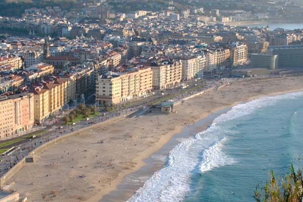 Vistas de los edificios de Bilbao y la playa